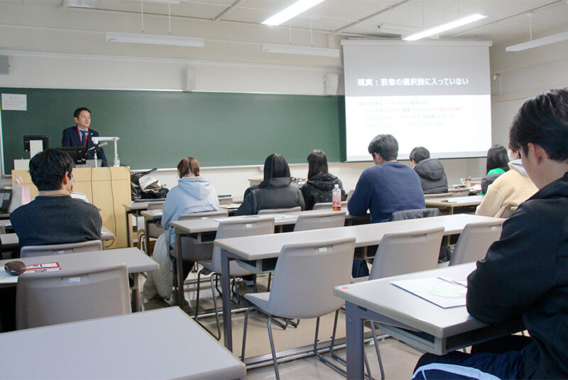 （社福）佑啓会の堀金氏に聞く、社会福祉の課題と役割。「地域ではたらく」ゲスト講義