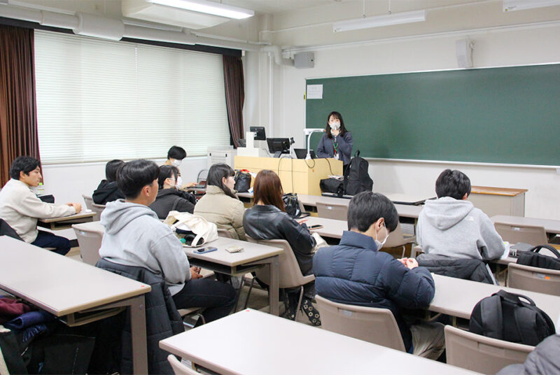 地域のつながりを支える社会福祉協議会の役割と取り組みを学ぶ。「地域ではたらく」ゲスト講義