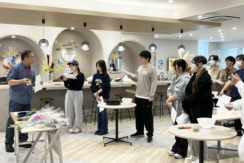 中国・浙江旅游職業学院の学生が来学。華道とおにぎり作りで日本文化を体験