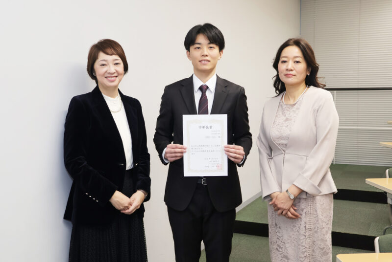 祝・宅建合格、TOPIK4級合格！4年生対象の学部長賞授与式