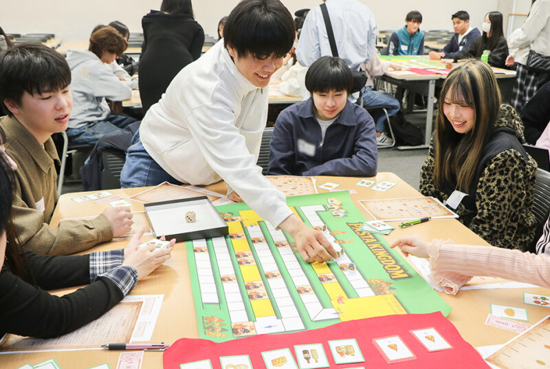 入学予定者が「プレキャン」で石黒ゼミが開発したビジネスボードゲームに挑戦！