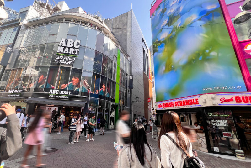 渋谷でLEDビジョンの活用例をリサーチ。八塩ゼミ×エレマックス産学連携プロジェクトが進行中！
