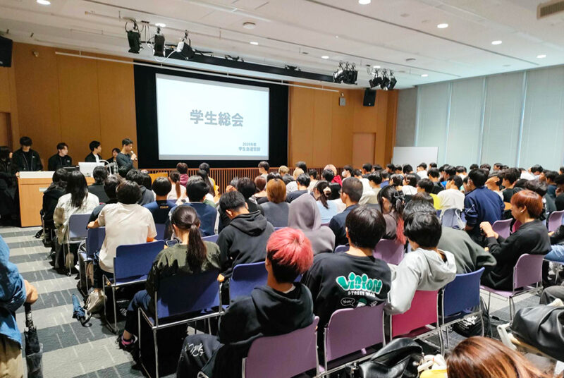 学生の自治組織「学生会」の総会で今年度の活動計画・予算案を決議。大学への要望事項も