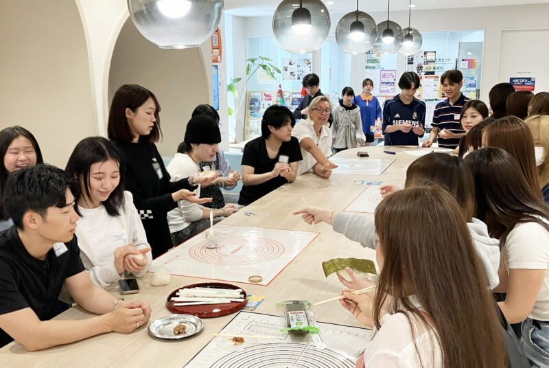 【学生取材】留学生とおにぎり作りで交流!食を通じて深まる国際交流