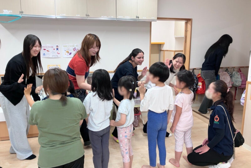 児童英語教育法の実習で保育園訪問。学生が英語レッスンを実践