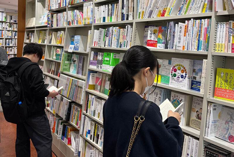 種村ゼミの学生が、大型書店で社会の動向を捉えるフィールドワークを実施