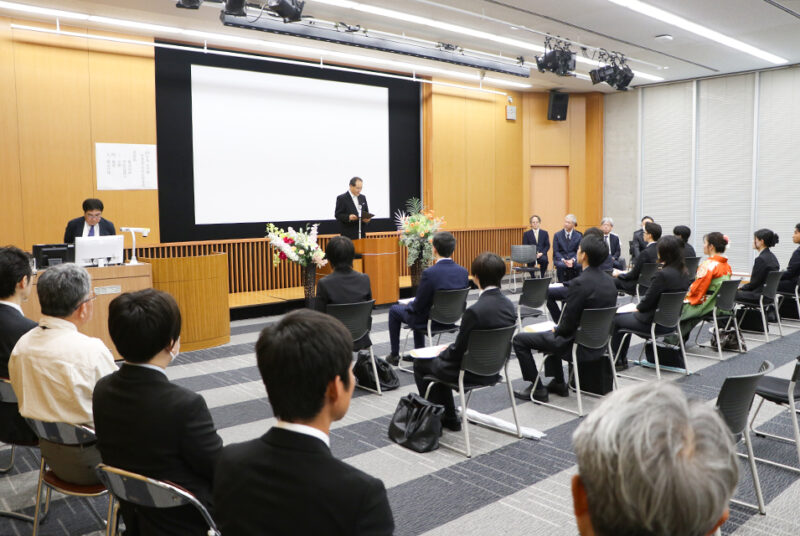 それぞれの新たな旅路を祝して。春学期卒業式・秋学期入学式を挙行